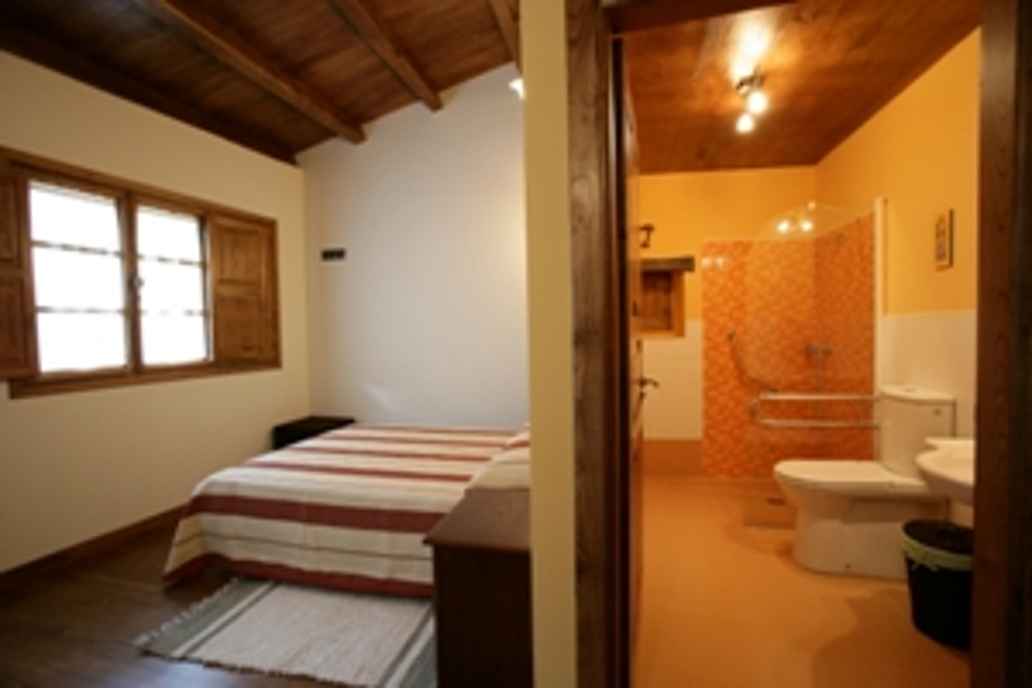 Habitación y baño